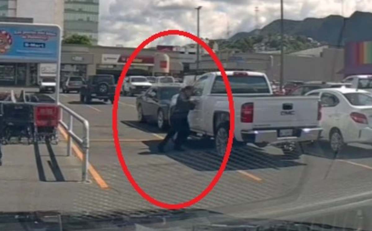 Un hombre fue detenido con droga por la Policía de Monterrey, además de ser relacionados con el robo tipo cristalazo a dos autos.