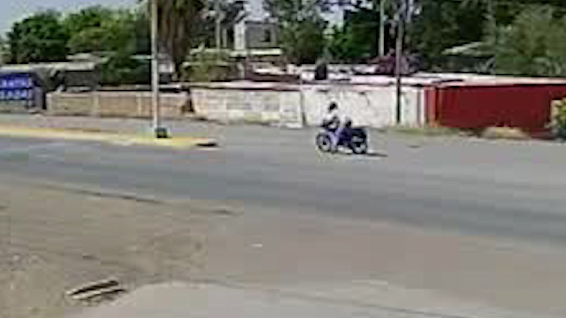 Una cámara de seguridad captó el momento en el que un joven perdió el control de su motocicleta y perdió la vida al impactarse contra un poste.