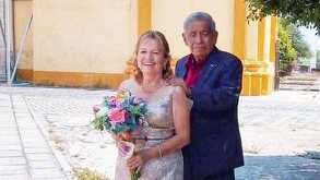 una pareja de adultos mayores afuera d euna iglesia