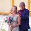 una pareja de adultos mayores afuera d euna iglesia una pareja de adultos mayores afuera d euna iglesia