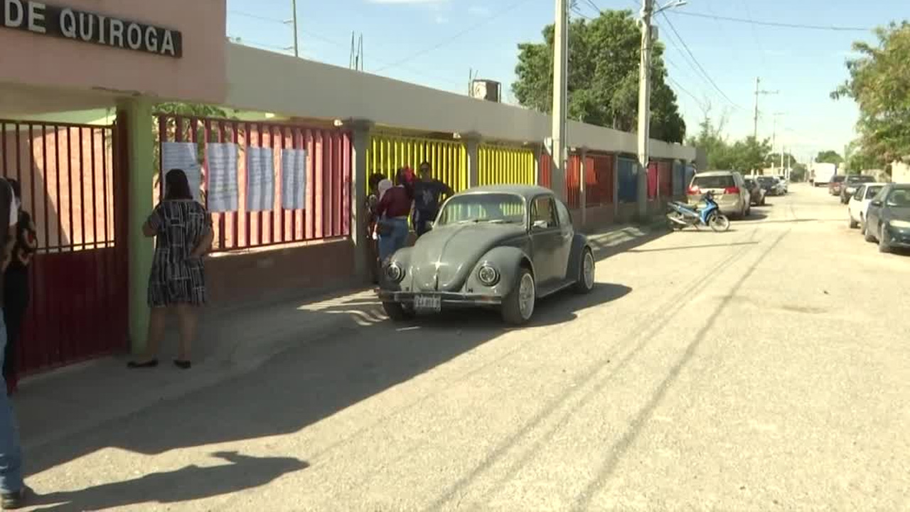 Madres de familia del Jardín de Niños Vasco de Quiroga en el municipio de Francisco I. Madero protagonizaron una manifestación.