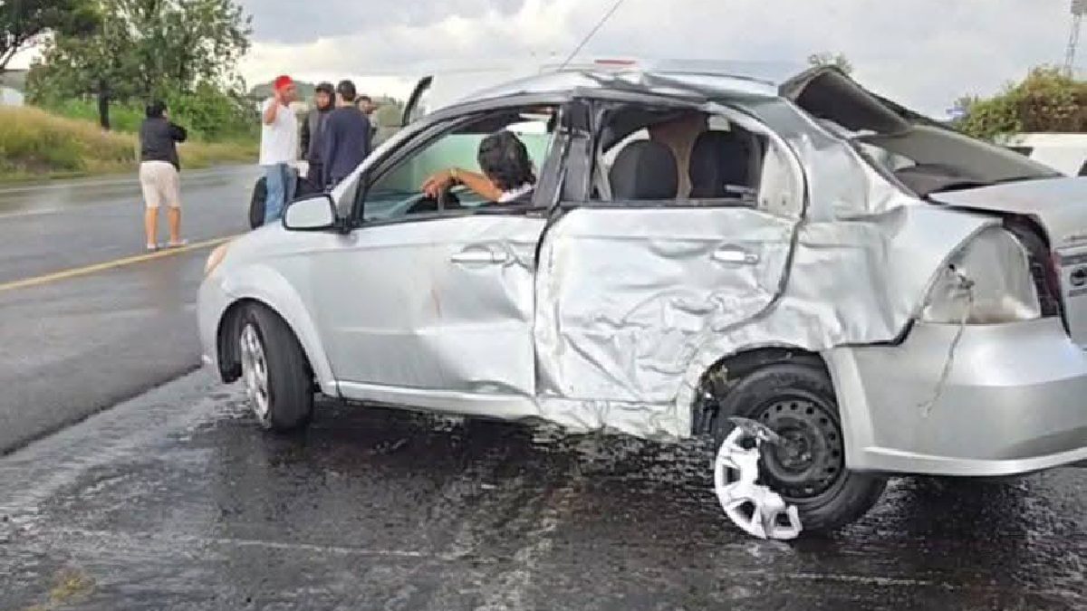 un auto chocado de un costado un auto chocado de un costado