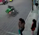 Un video de seguridad muestra el momento en que el motociclista derrapa sobre la vialidad en consecuencia del balón.