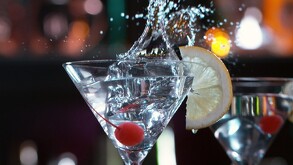 El metanol, una sustancia altamente tóxica, es tristemente conocido por ser utilizado de manera ilegal para adulterar bebidas alcohólicas