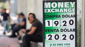 El valor del peso frente al dólar varía diariamente.