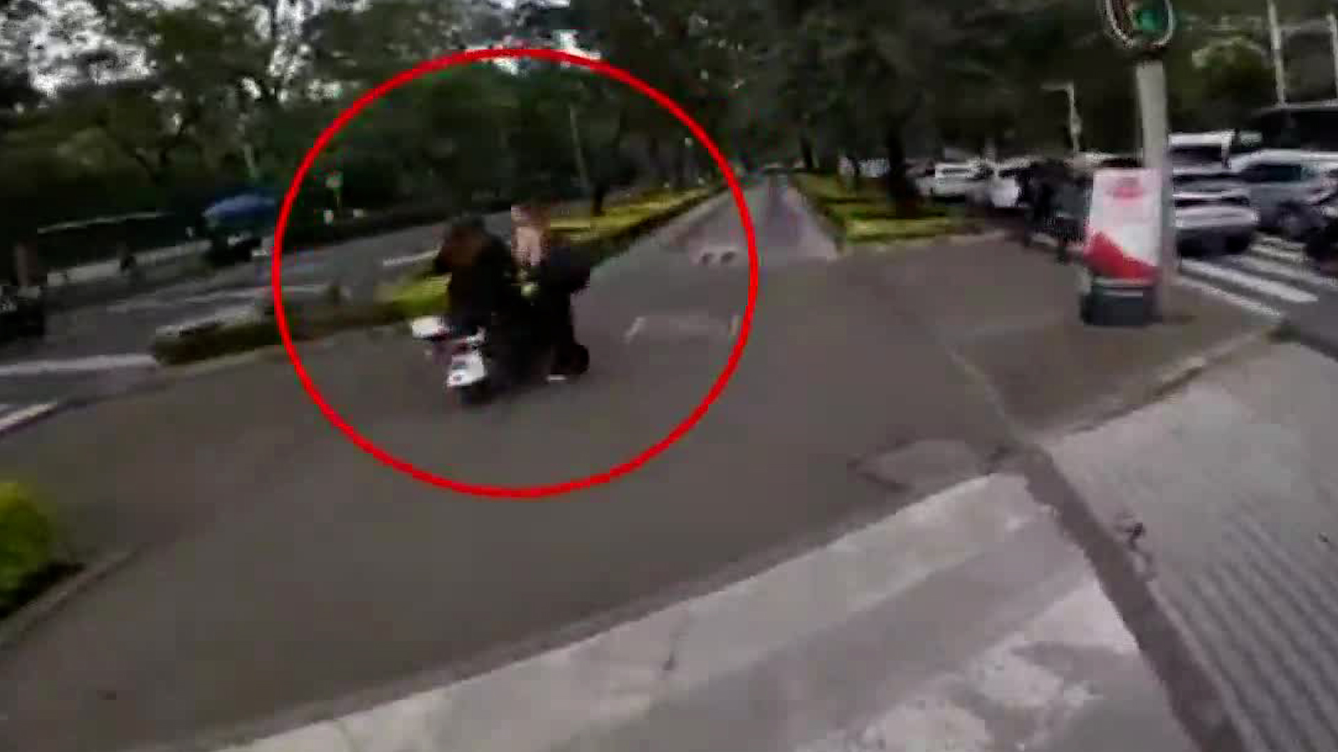 Aparentemente la motocicleta excedía los límites de velocidad permitidos en la vialidad donde ocurrieron los hechos.