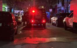 Un hombre fue asesinado a balazos en calles de la colonia Pueblo Nuevo, en el municipio de Apodaca, Nuevo León. Agentes ministeriales realizan indagatorias.