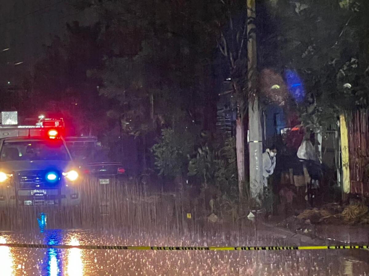 Un hombre fue asesinado a balazos en calles de la colonia Pueblo Nuevo, en el municipio de Apodaca, Nuevo León. Agentes ministeriales realizan indagatorias.
