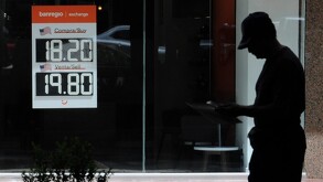 El valor del peso frente al dólar varía diariamente.