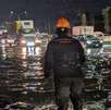 Elementos de Protección Civil de Guadalupe rescataron a tres personas de automóviles varados por las fuertes lluvias en el Área Metropolitana de Monterrey.