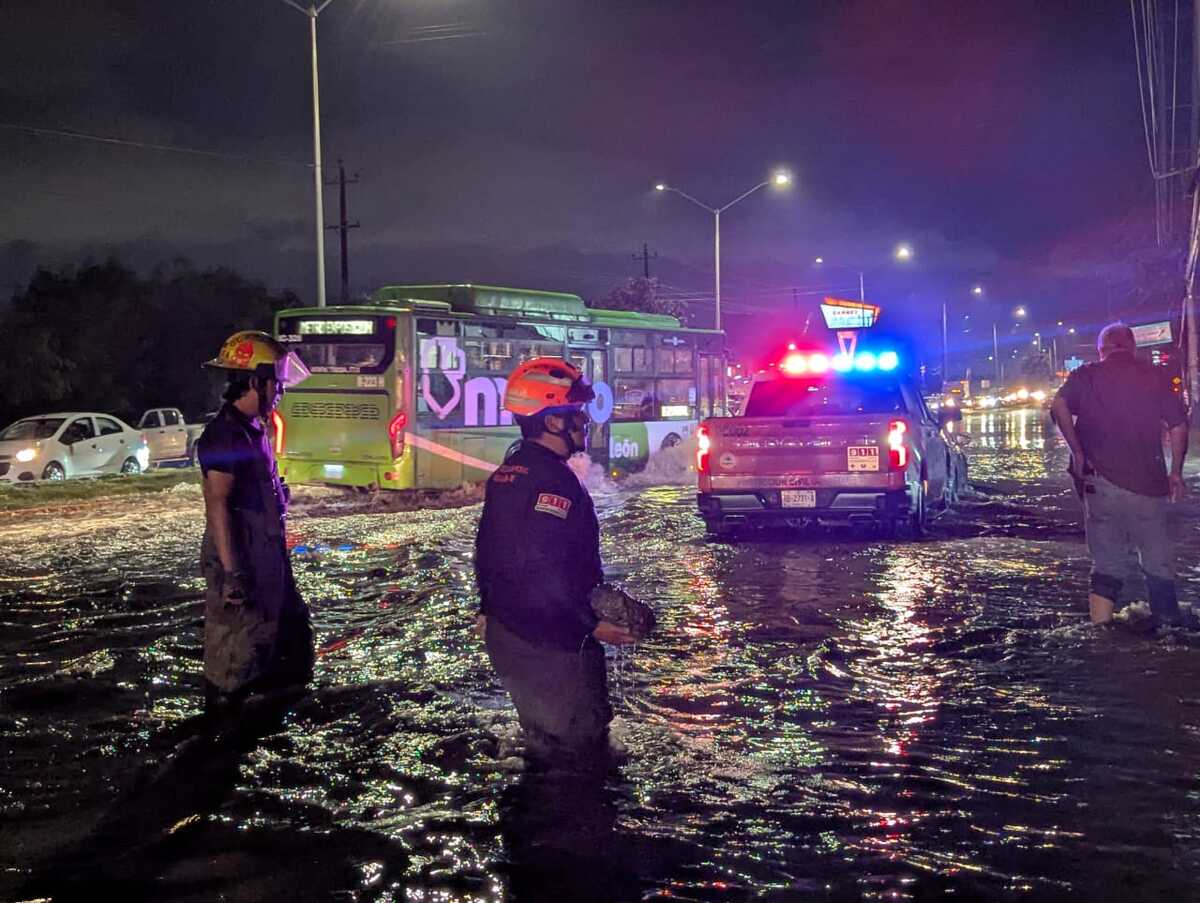 Elementos de Protección Civil de Guadalupe rescataron a tres personas de automóviles varados por las fuertes lluvias en el Área Metropolitana de Monterrey.