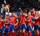 La Selección Española levantando el trofeo de la Eurocopa 2024 luego de vencer a Inglaterra 2-1.
