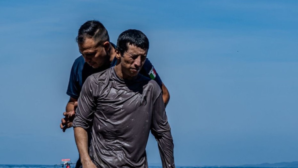 Un surfista desafió el alto oleaje en Puerto Vallarta durante el huracán Priscilla y casi muere ahogado; su tabla quedó destruida tras chocar contra las rocas.