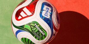 El balón Trionda representa la unión entre las tres naciones que serán sede de la Copa del Mundo: México, Estados Unidos y Canadá.