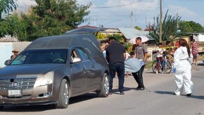 Una cámara de seguridad captó el momento en el que un joven perdió el control de su motocicleta y perdió la vida al impactarse contra un poste