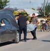 Una cámara de seguridad captó el momento en el que un joven perdió el control de su motocicleta y perdió la vida al impactarse contra un poste
