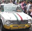 un auto clásico en una calle con personas un auto clásico en una calle con personas