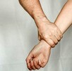 Las cámaras de seguridad de una vivienda mostraron el momento exacto en el que el hombre arremetió contra las mujeres Las cámaras de seguridad de una vivienda mostraron el momento exacto en el que el hombre arremetió contra las mujeres