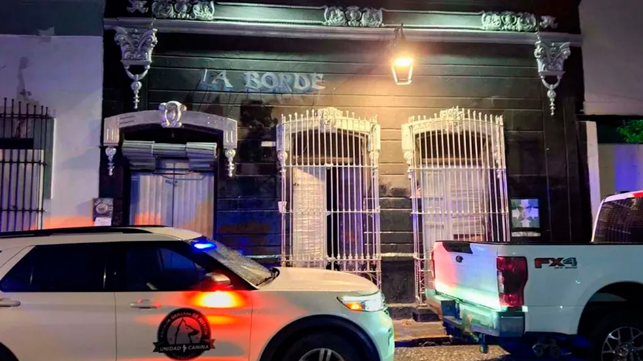 La Fiscalía de Monterrey cateó dos bares en el Centro, asegurando casi 300 dosis de drogas en seguimiento a la detención de presuntos narcomenudistas.