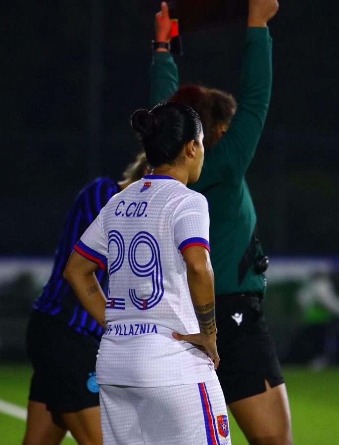 Claudia Fernanda Cid juega como defensa central y ya tuvo paso por equipos colegiales como Aztecas UDLAP y Borregos del Tec, en Puebla. Claudia Fernanda Cid juega como defensa central y ya tuvo paso por equipos colegiales como Aztecas UDLAP y Borregos del Tec, en Puebla.