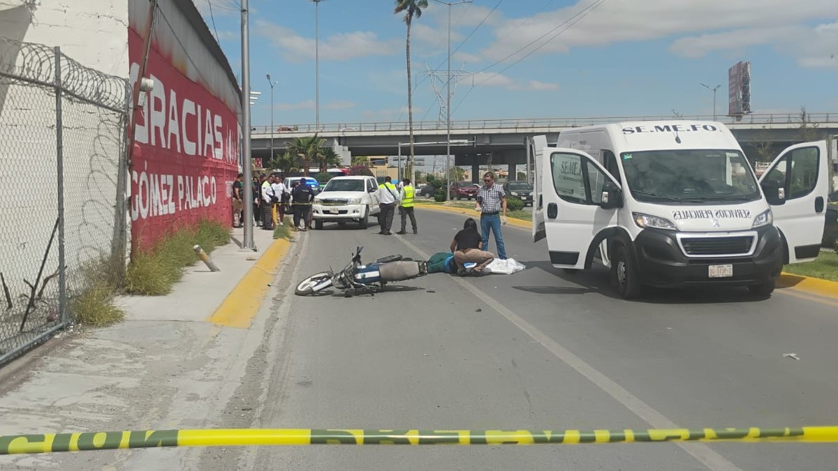 Un trágico accidente ocurrió en el Boulevard Rebollo Acosta, cerca del Periférico Ejército Mexicano en Gómez Palacio, donde una mujer de 49 años perdió la vida. Un trágico accidente ocurrió en el Boulevard Rebollo Acosta, cerca del Periférico Ejército Mexicano en Gómez Palacio, donde una mujer de 49 años perdió la vida.
