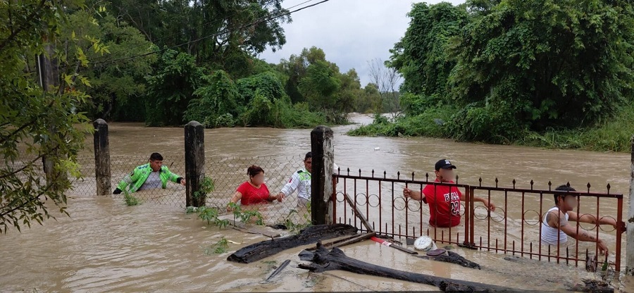 Ríos, caminos, puentes y carreteras se vieron destrozados por el paso de la lluvia, lo que ha obligado a cerrar caminos para advertir sobre el nivel del agua. Ríos, caminos, puentes y carreteras se vieron destrozados por el paso de la lluvia, lo que ha obligado a cerrar caminos para advertir sobre el nivel del agua.