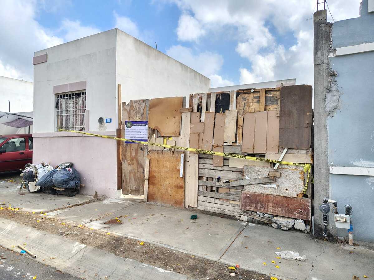 Las autoridades estatales catearon cinco viviendas en el municipio de García, Nuevo León, las cuales funcionaban como narcotienditas. Reportan detenciones.