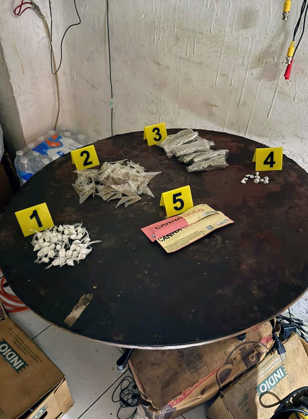 Casi 300 dosis de droga fueron aseguradas por autoridades estatales durante un par de cateos en bares del Centro de Monterrey.