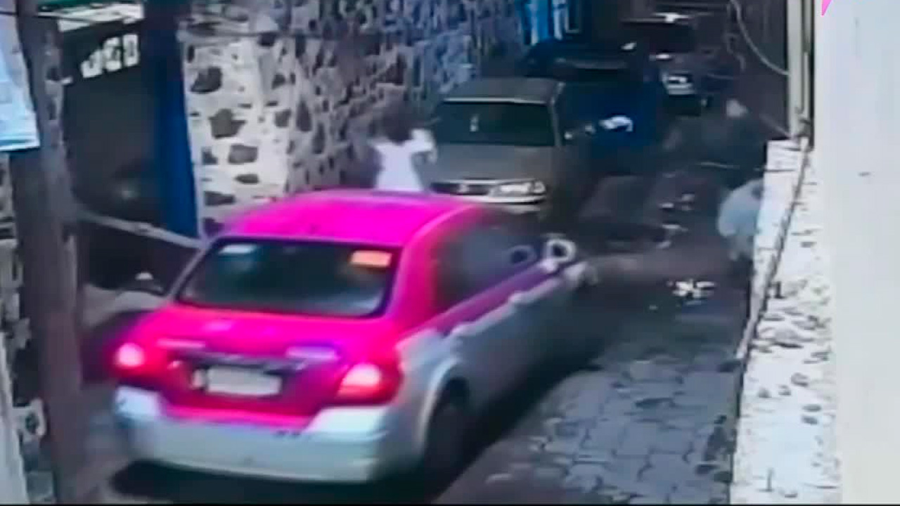 Un taxista en aparente estado de ebriedad atropelló deliberadamente a una pareja en la colonia Santa Úrsula Coapa, Coyoacán.
