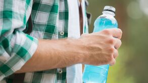 ¿Sabes cuándo usar un suero oral y no una bebida deportiva? Esta guía explica las diferencias clave, sus ingredientes y en qué situaciones se deben consumir.