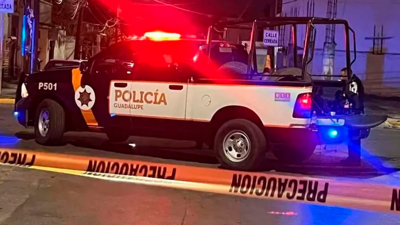 La Fiscalía de Nuevo León alertó a corporaciones de seguridad tras ataques a policías relacionados con un grupo delictivo.
