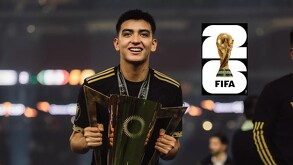 Gilberto Mora cargando el trofeo de la Copa Oro con México, luego de convertirse en el jugador más joven en ganar un trofeo internacional.
