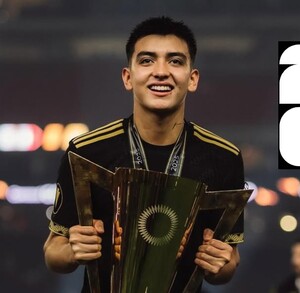 Gilberto Mora cargando el trofeo de la Copa Oro con México, luego de convertirse en el jugador más joven en ganar un trofeo internacional. Gilberto Mora cargando el trofeo de la Copa Oro con México, luego de convertirse en el jugador más joven en ganar un trofeo internacional.