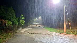 Durante la mañana de este jueves, cientos de familias permanecen en alerta en distintas localidades de la Huasteca Potosina debido a las intensas lluvias.