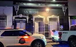 Casi 300 dosis de droga fueron aseguradas por autoridades estatales durante un par de cateos en bares del Centro de Monterrey.