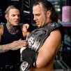Jeff y Matt Hardy, hermanos en la vida real, comenzaron a luchar en pareja en 1993 Jeff y Matt Hardy, hermanos en la vida real, comenzaron a luchar en pareja en 1993