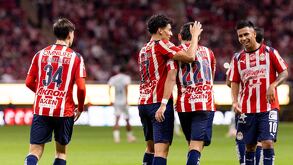 Jugadores de Chivas hicieron el viaje para enfrentar al América en el Clásico Nacional.