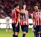 Jugadores de Chivas hicieron el viaje para enfrentar al América en el Clásico Nacional.