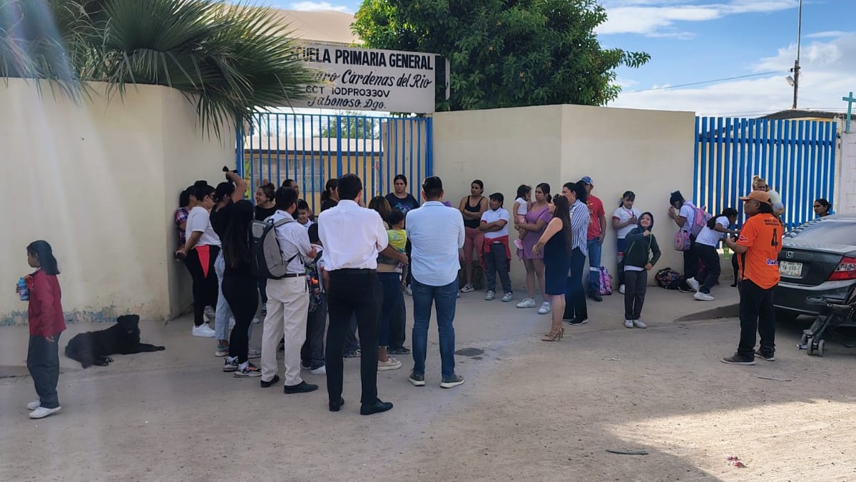 Madres de la escuela primaria Lázaro Cárdenas del Río de Gómez Palacio denunciaron la falta de maestro para los alumnos del cuatro grado. Madres de la escuela primaria Lázaro Cárdenas del Río de Gómez Palacio denunciaron la falta de maestro para los alumnos del cuatro grado.