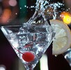 El metanol, una sustancia altamente tóxica, es tristemente conocido por ser utilizado de manera ilegal para adulterar bebidas alcohólicas El metanol, una sustancia altamente tóxica, es tristemente conocido por ser utilizado de manera ilegal para adulterar bebidas alcohólicas