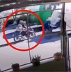 Dos motociclistas se impactaron contra un camión de basura en Tonalá y cayeron dentro del contenedor; un trabajador alertó al chofer para evitar una tragedia.
