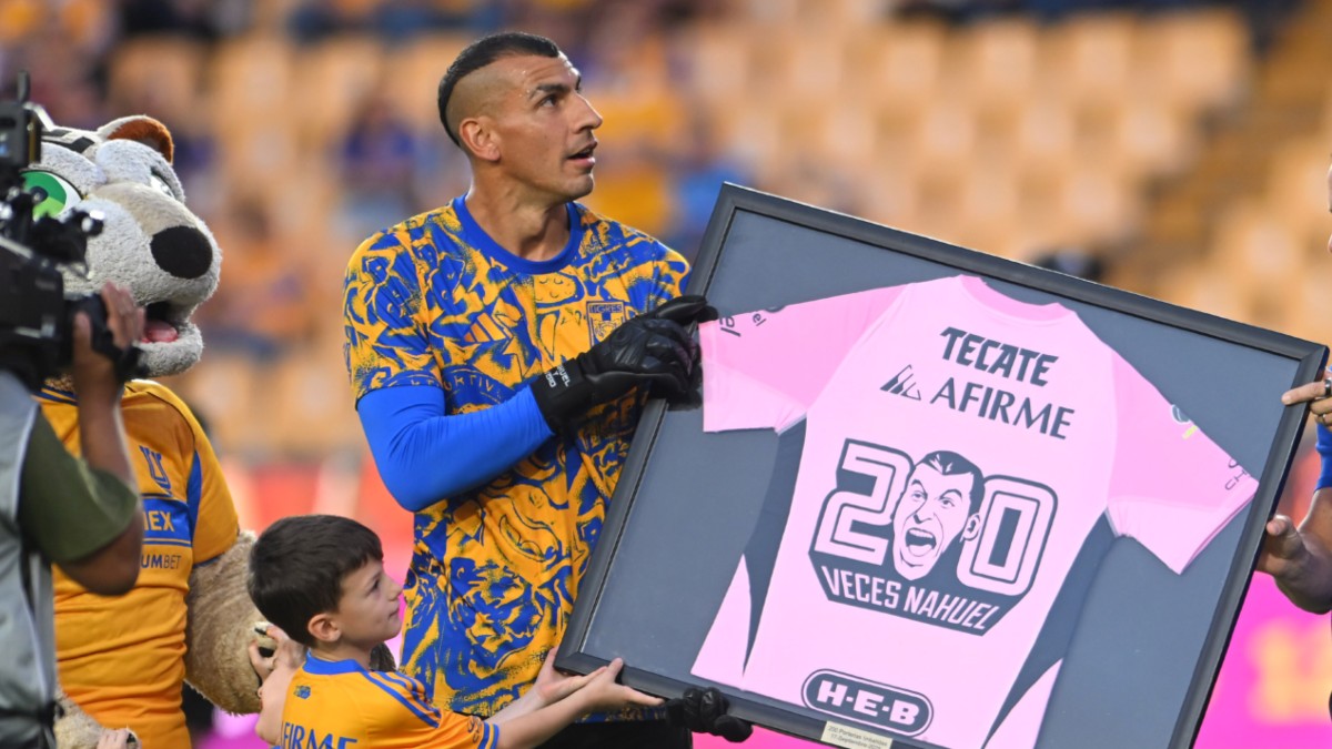 Nahuel Guzmán recibiendo el reconocimiento por cumplir 200 partidos sin gol en Tigres Nahuel Guzmán recibiendo el reconocimiento por cumplir 200 partidos sin gol en Tigres