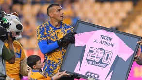 Nahuel Guzmán recibiendo el reconocimiento por cumplir 200 partidos sin gol  en Tigres