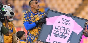 Nahuel Guzmán recibiendo el reconocimiento por cumplir 200 partidos sin gol  en Tigres