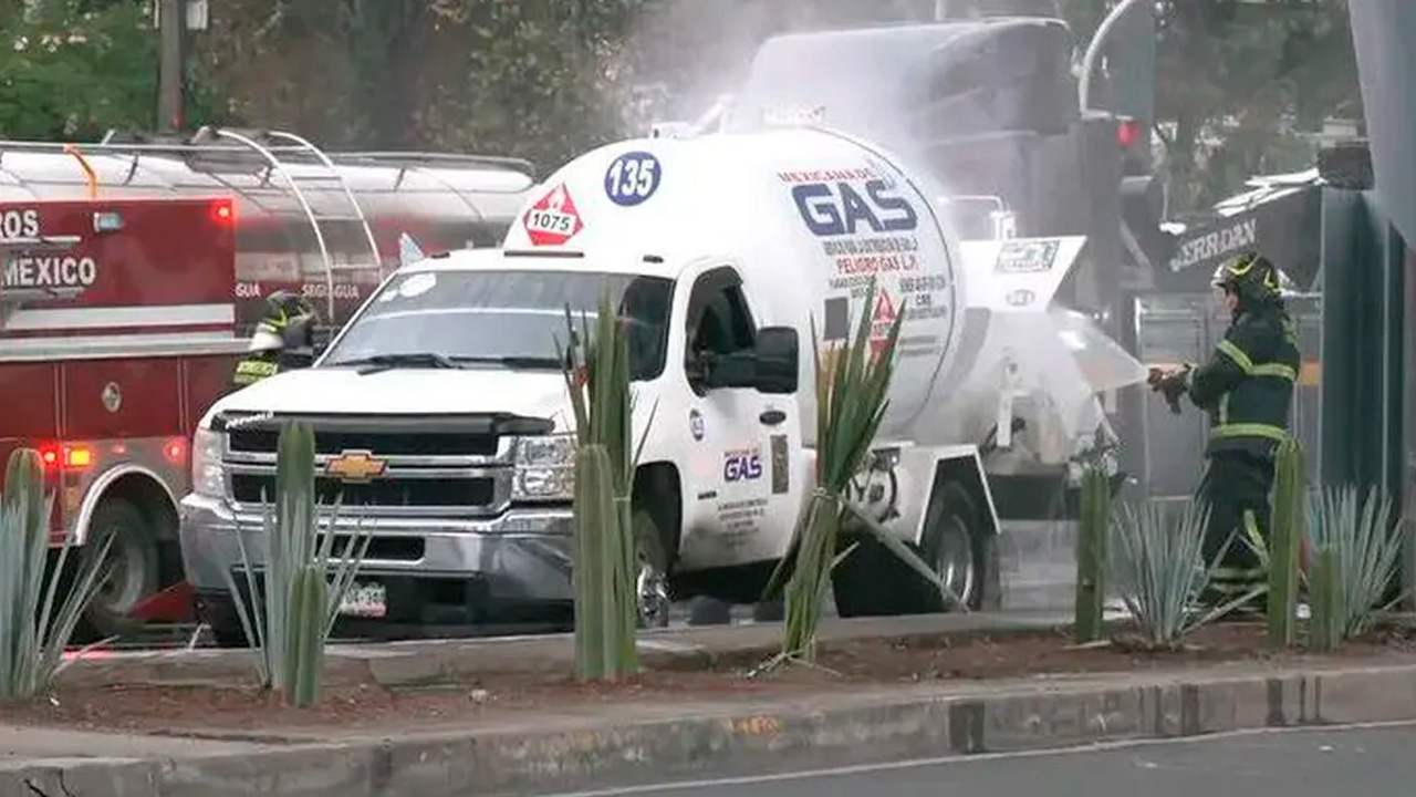 Una pipa de Mexicana de Gas chocó contra un camellón en Tláhuac tras poncharse una llanta; la fuga fue controlada por bomberos.