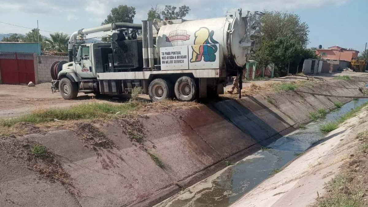 La gestión del Simas Municipal emitirá sanciones a trabajadores que arrojaron de forma indebida aguas residuales en un canal de riego en San Pedro. La gestión del Simas Municipal emitirá sanciones a trabajadores que arrojaron de forma indebida aguas residuales en un canal de riego en San Pedro.