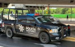 Un hombre fue encontrado muerto debajo de un puente sobre la avenida Churubusco, en su cruce con la Vía a Tampico, en el municipio de Monterrey.