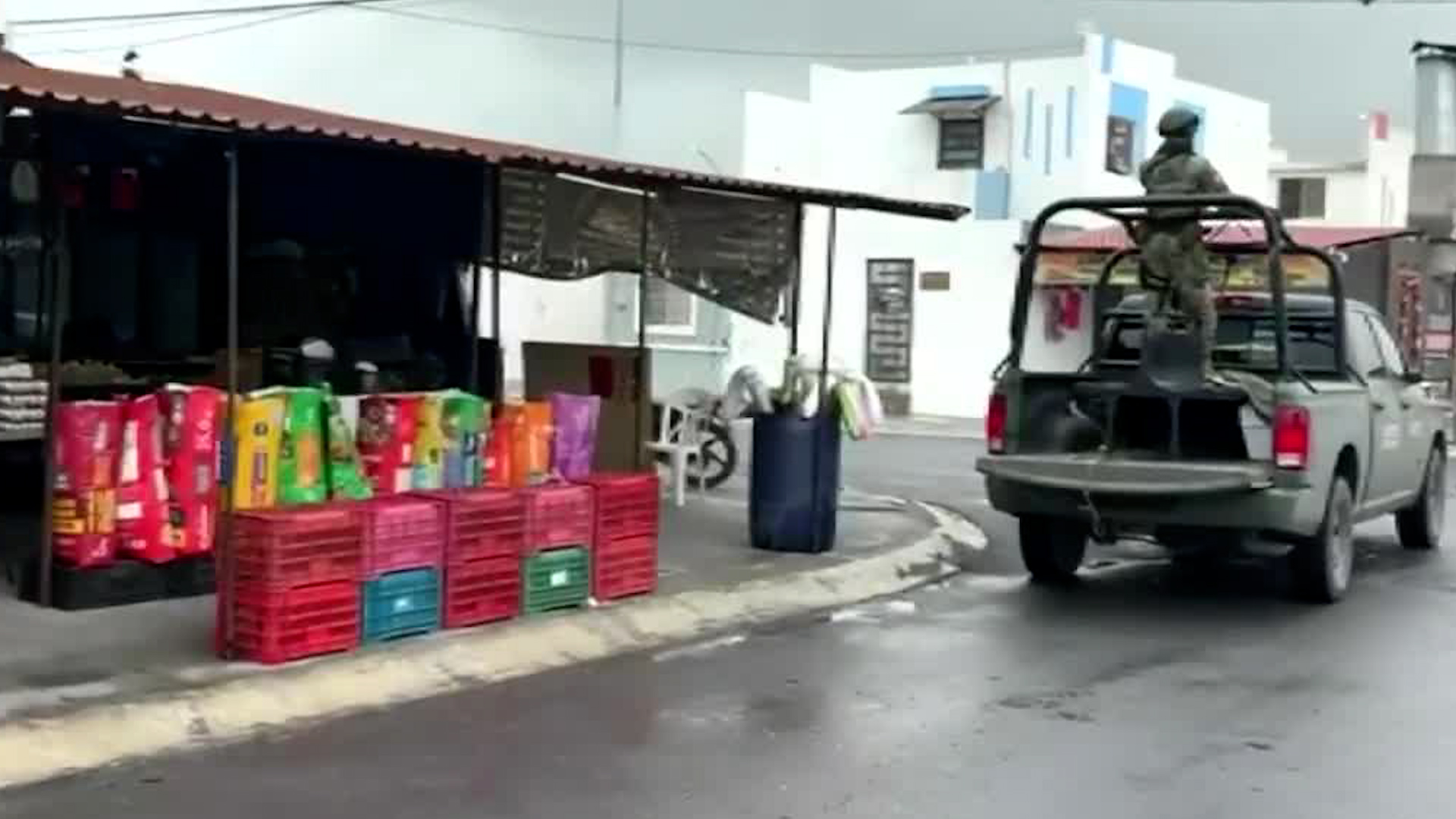 Se reporta que la policía estatal con apoyo de militares inspeccionaron inmuebles en dos colonias diferentes.