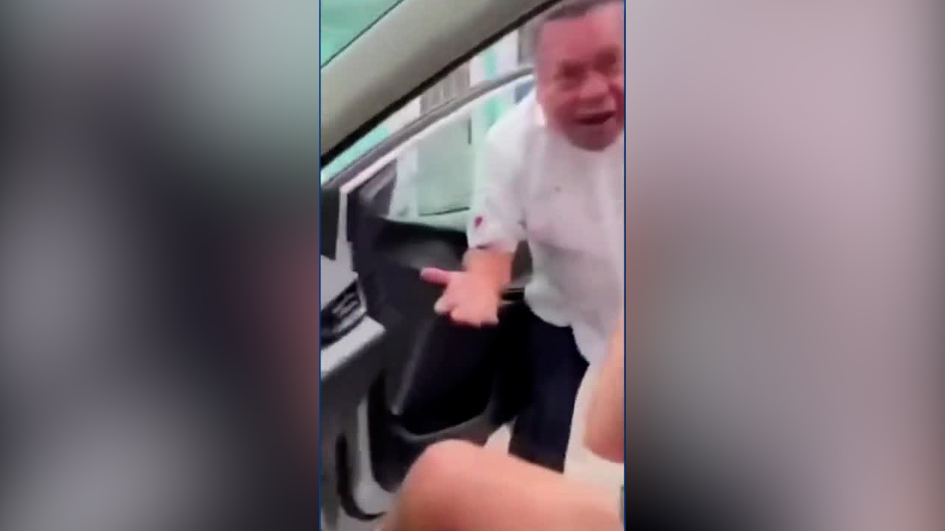 El pasajero confrontó al taxista que obstruía la puerta del automóvil.