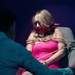 La trama revela el drama de una familia que enfrenta la desaparición de su hija tras ser manipulada por un adulto y una red de explotación.
